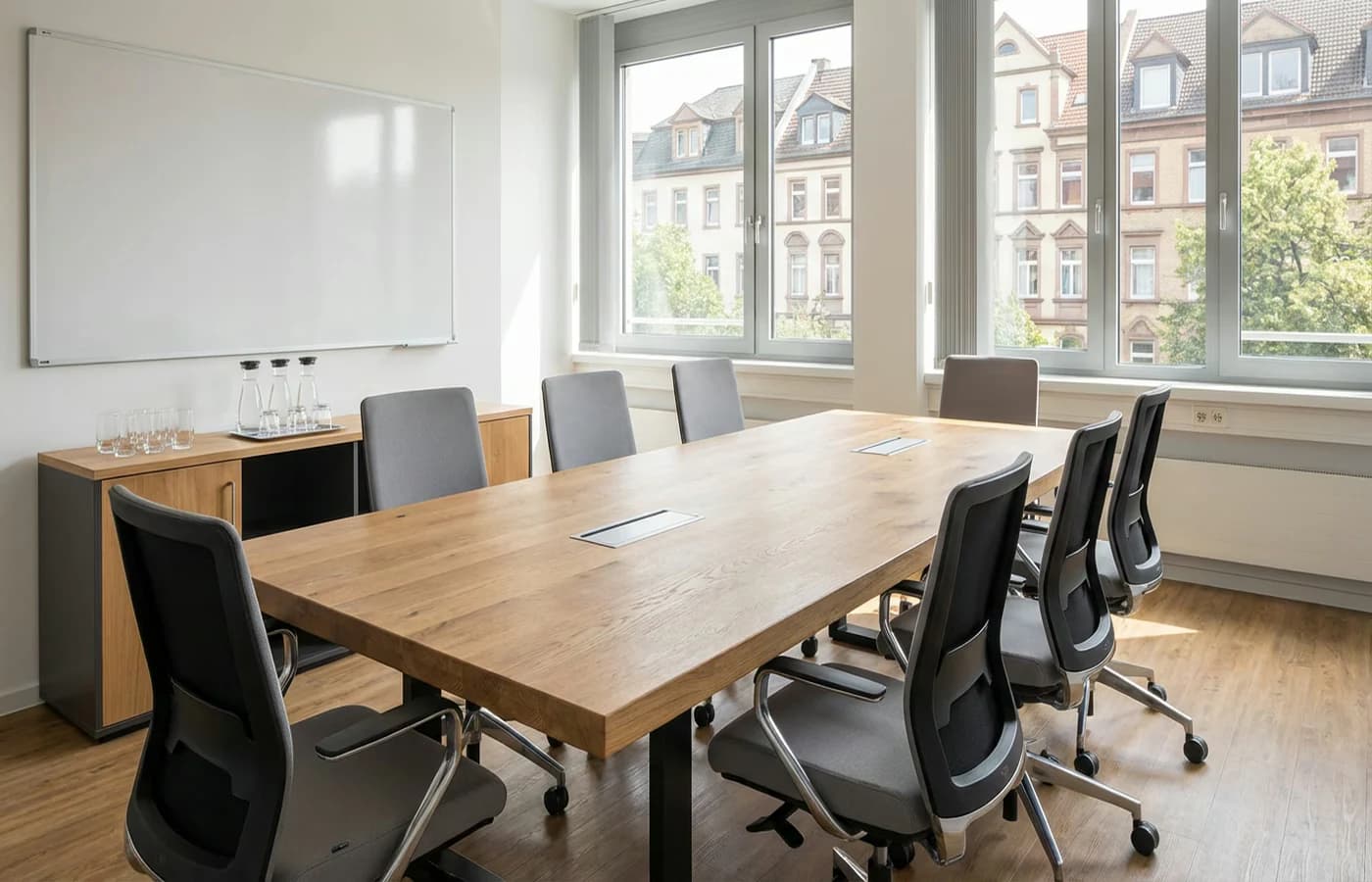 Sauberer Konferenzraum nach professioneller Reinigung